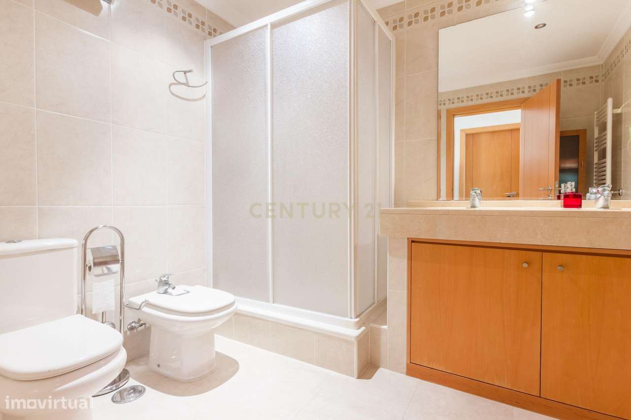 T1 com varandas amplas, garagem e elevador | Urbanização Vila Serena –-13