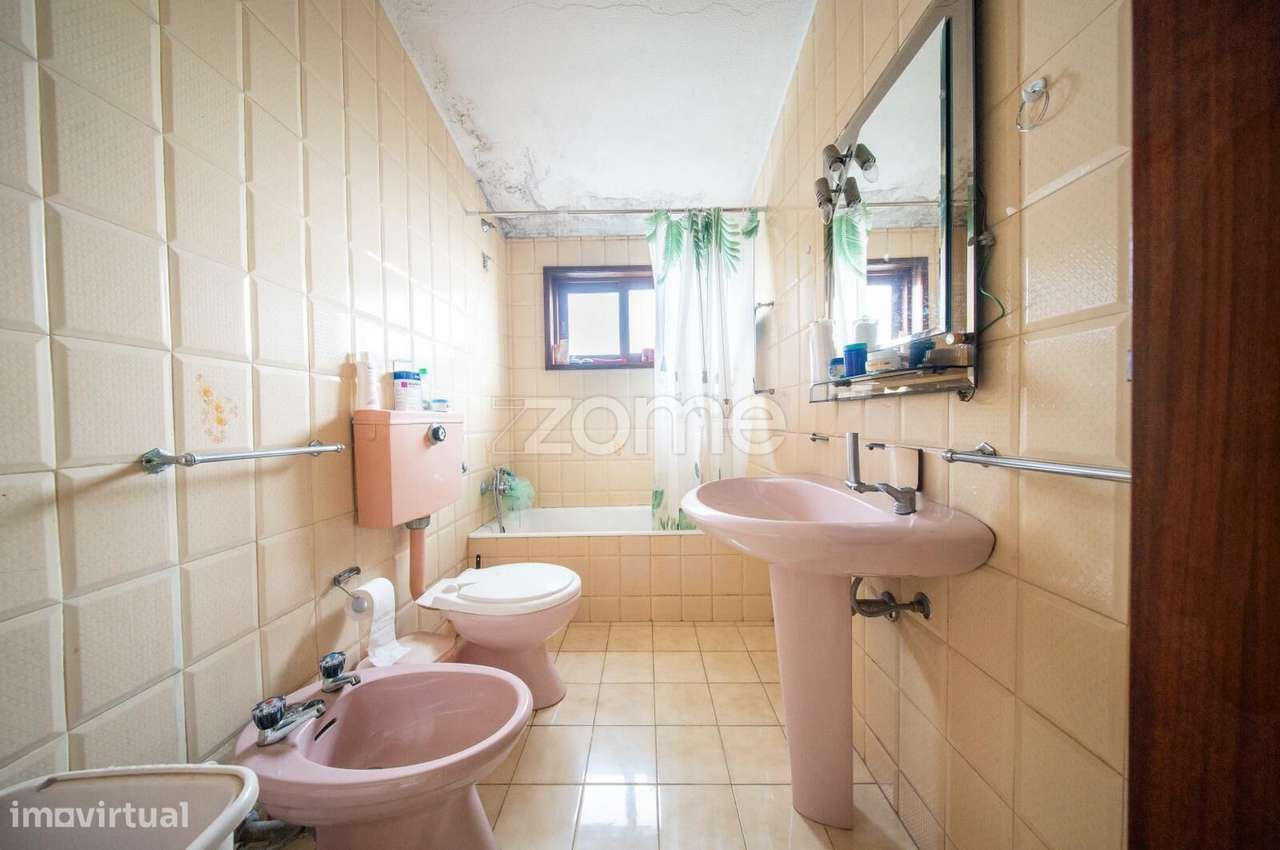Moradia T4 com amplas áreas e elevado potencial em Mancelos-39