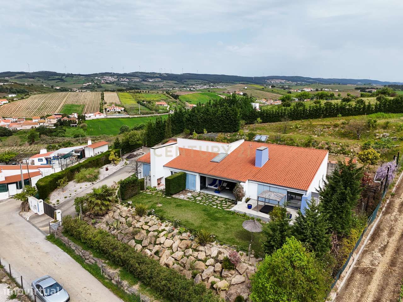 Quintinha T4 com edificação contemporânea no coração do Oeste, com ter-35