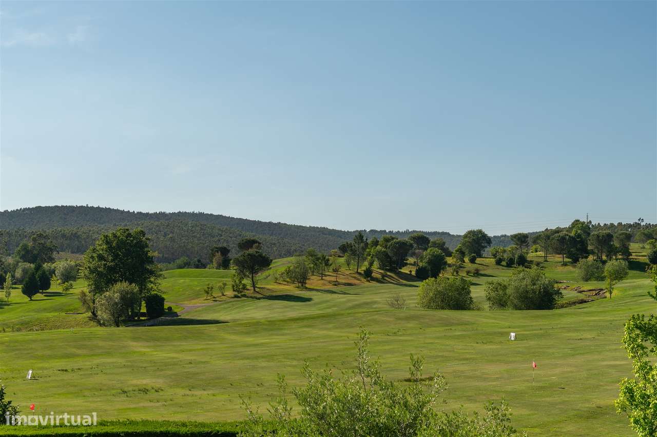 Moradia T4 com piscina, jardim e vista tranquila-28