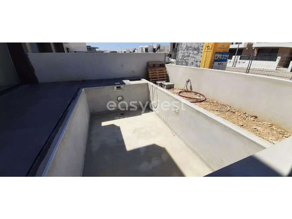 Moradia geminada na Ericeira em acabamentos com piscina privada - Grande imagem: 5/23