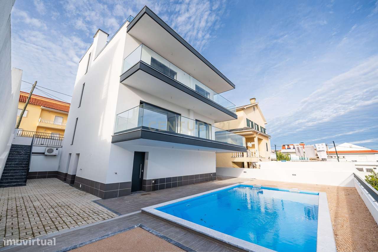 Moradia T4+1 Contemporânea com Piscina-1