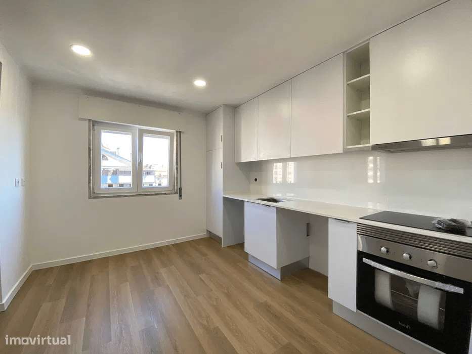 Fabuloso T3 Duplex Remodelado a Estrear na Tapada das Mercês - Grande imagem: 5/13