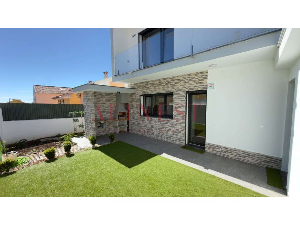 Moradia em Famões pensada para T4 | sala de 43 m² que dá 4.º quarto...-21