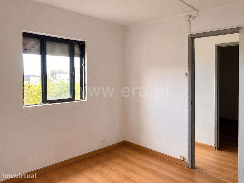 Apartamento T1+1 para reabilitação total no Sobral-9