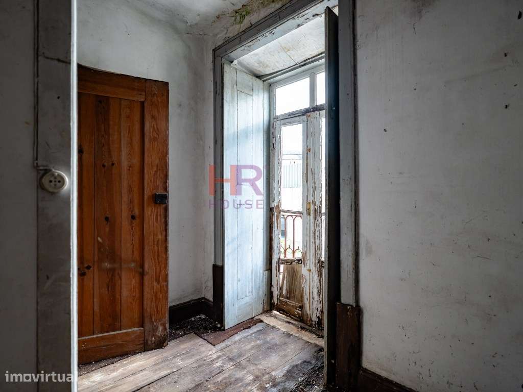 Coimbra, Vende-se Moradia com terreno e jardim.-16