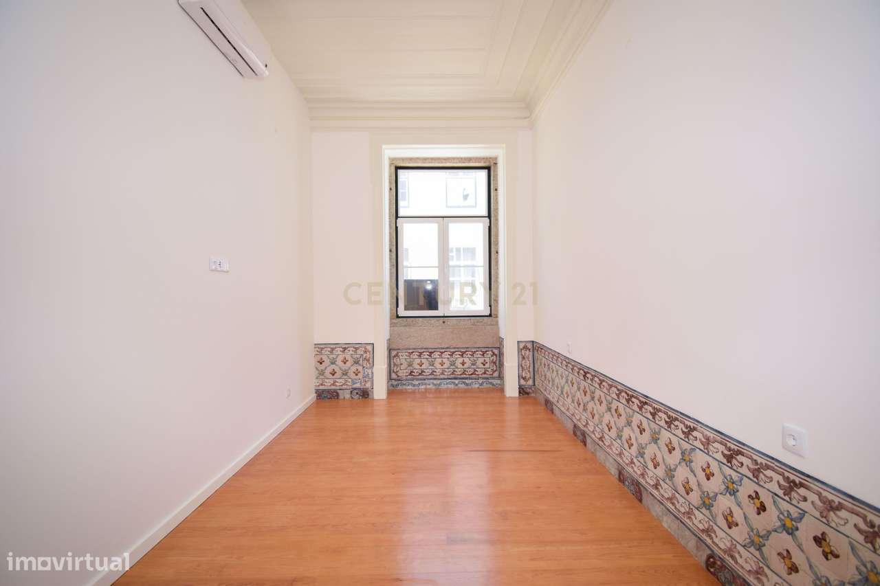 Apartamento T2 renovado na Rua dos Fanqueiros-8