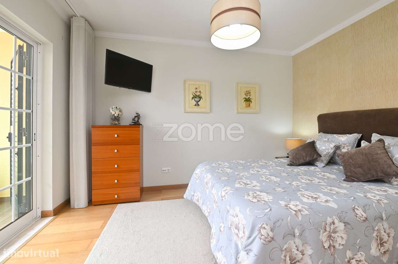 Moradia T3 + 1 remodelada, na Aldeia de Juso (Bairro Chesol)-20