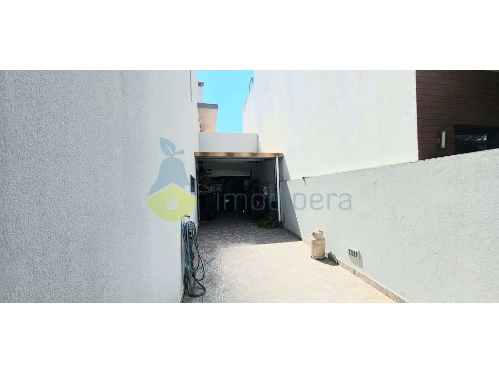 Moradia T4 com 260m2 de área e cave de 95m2, localizada no Monte da...-21