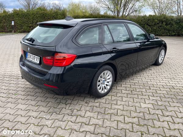 BMW Seria 3 318d DPF Touring - 12