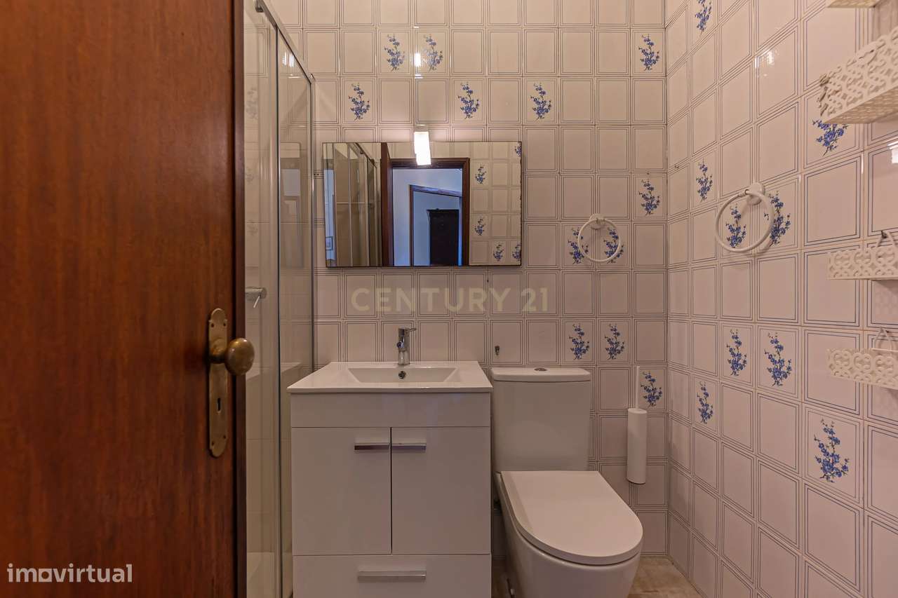 Apartamento T2+1 com Terraço na Prestigiada Rua da Alegria-24