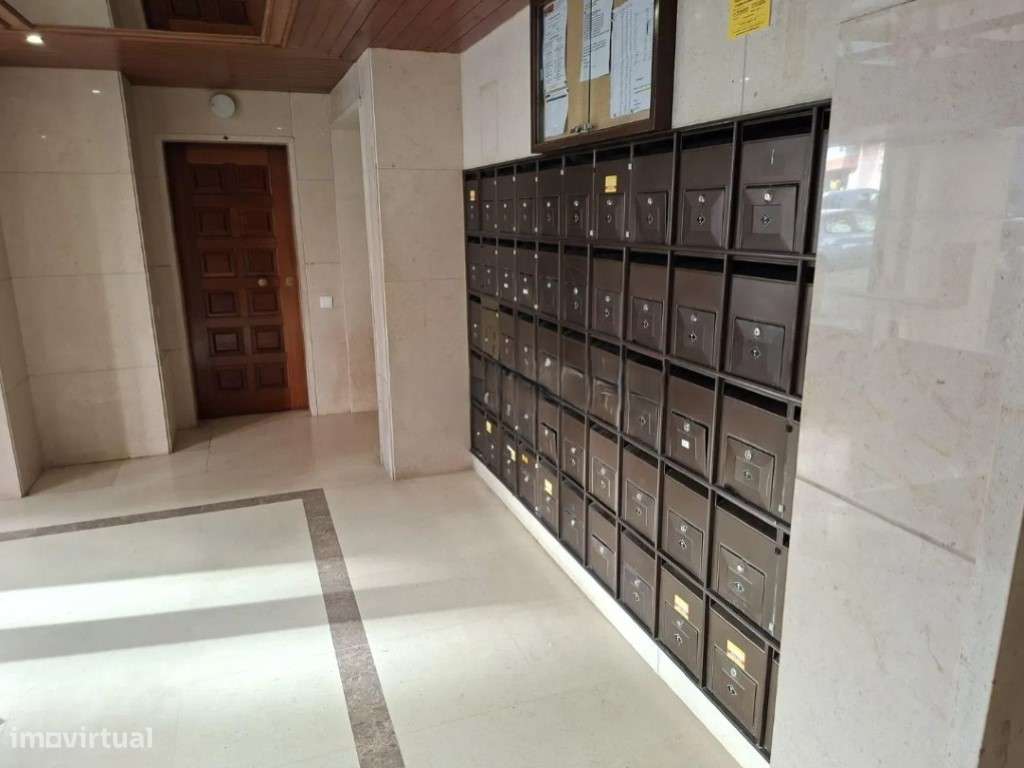 Apartamento T2 Remodelado na Tapada das Mercês-23