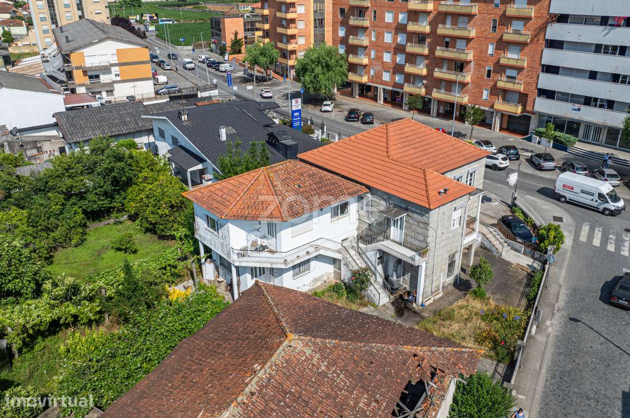 Moradia T5 4 frentes no Centro da Trofa-10