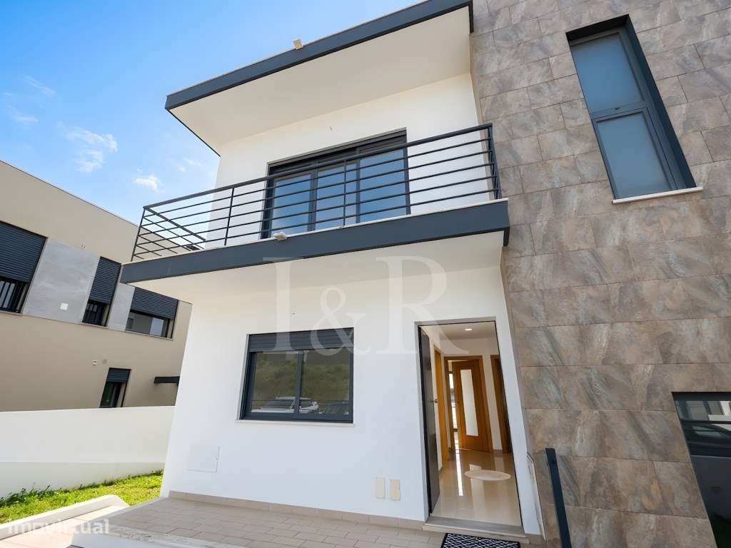 Moradia T5 com varandas, jardim e garagem no Feijó, Almada-6