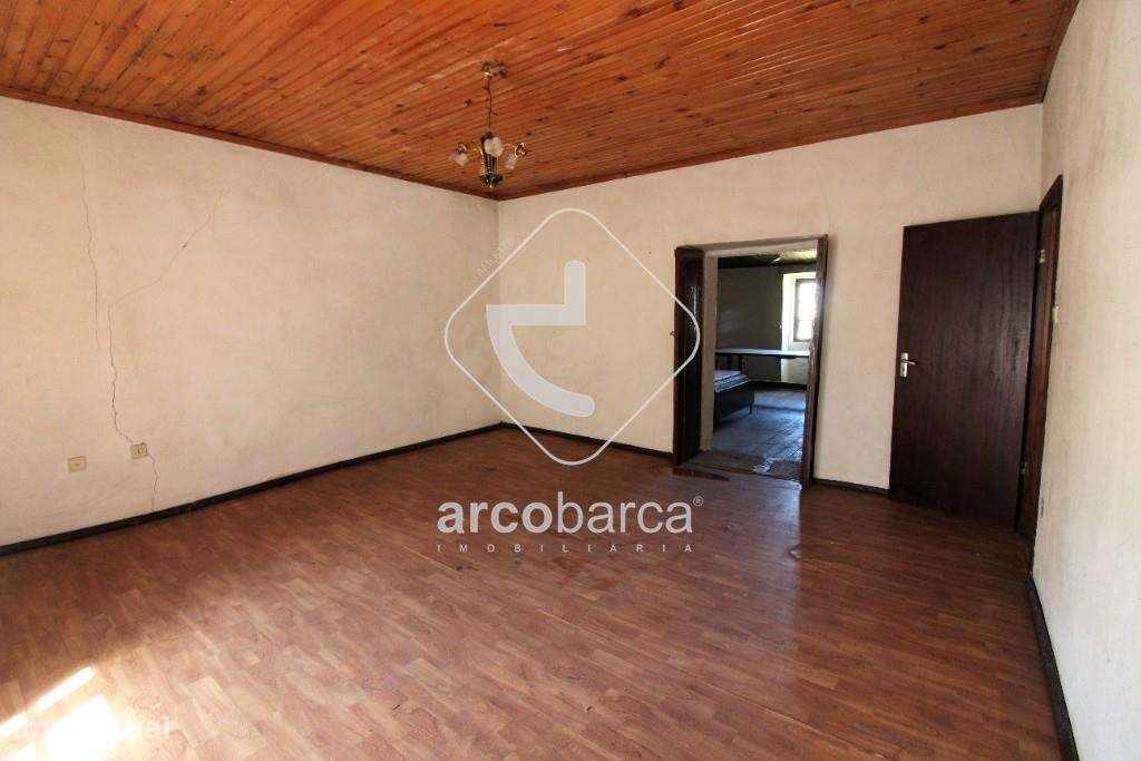 Moradia em pedra para remodelar, com terreno,  à entrada da Vila de Pa-10