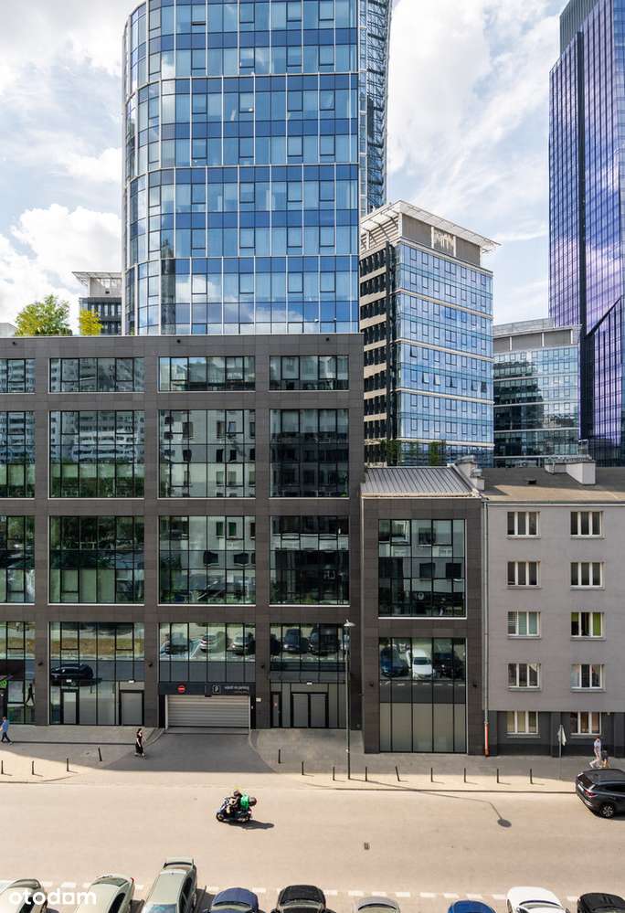 Budynek 97, klatki po remoncie, Rondo Daszyńskiego-13