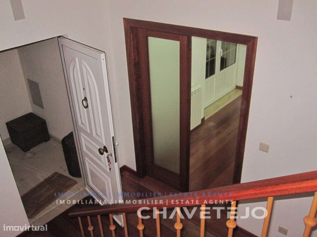 Duplex com 2 garagens e pátio com churrasqueira a poucos minutos da...-6
