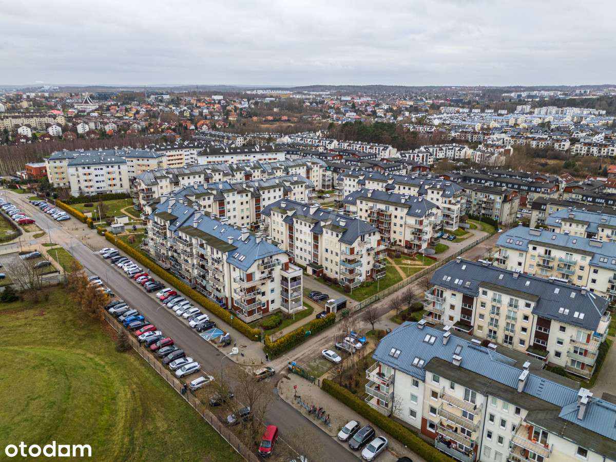 Przestronne, jasne wnętrze z miejscem i komórką.-18