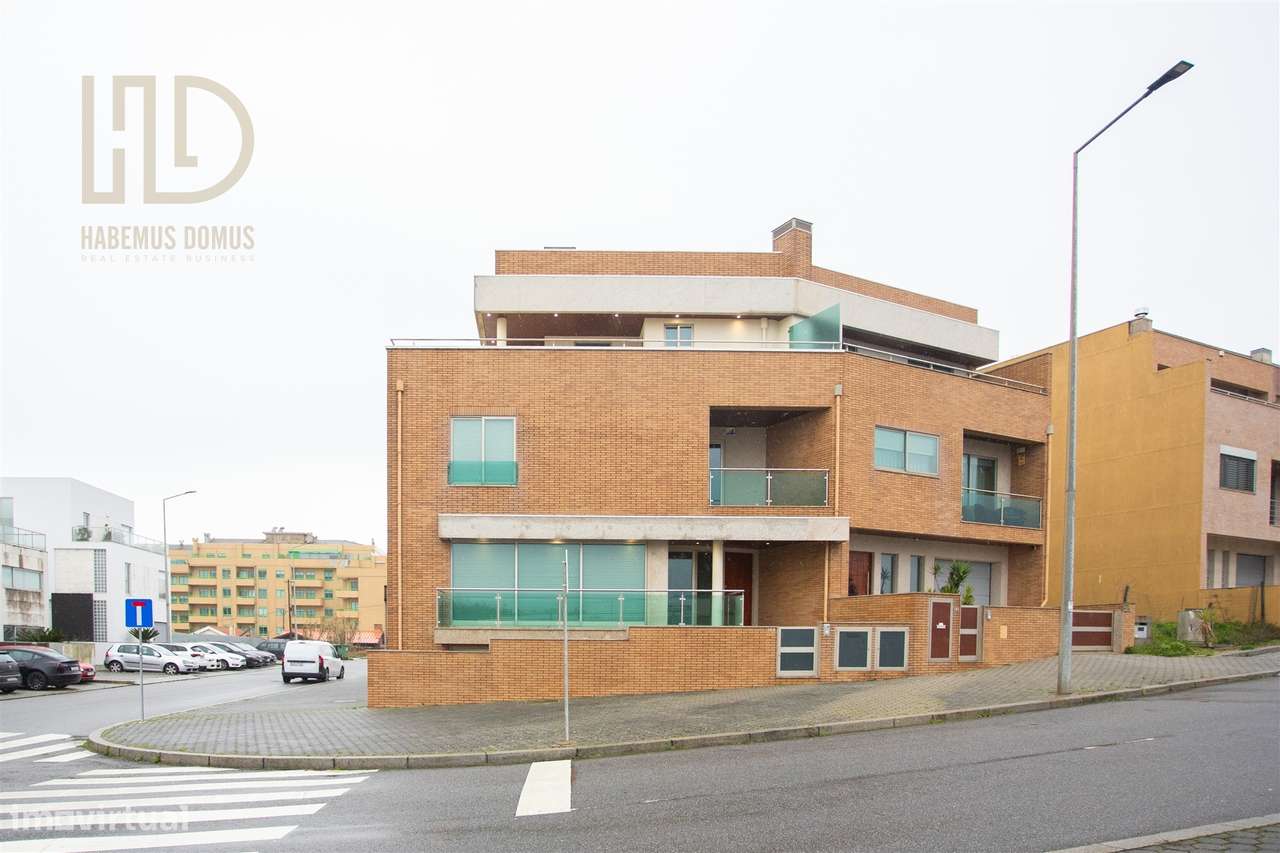 Moradia T3+1 de Luxo com 405m2 a 200 Metros da Praia em Canidelo.-47