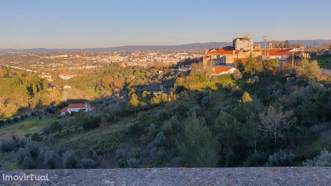 Casa centenária inserida num terreno de quase 2 hectares com vista sob