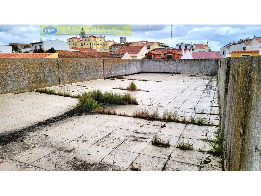 Prédio Urbano de R/C, 1º, 2º andares para Comércio em Cartaxo-29