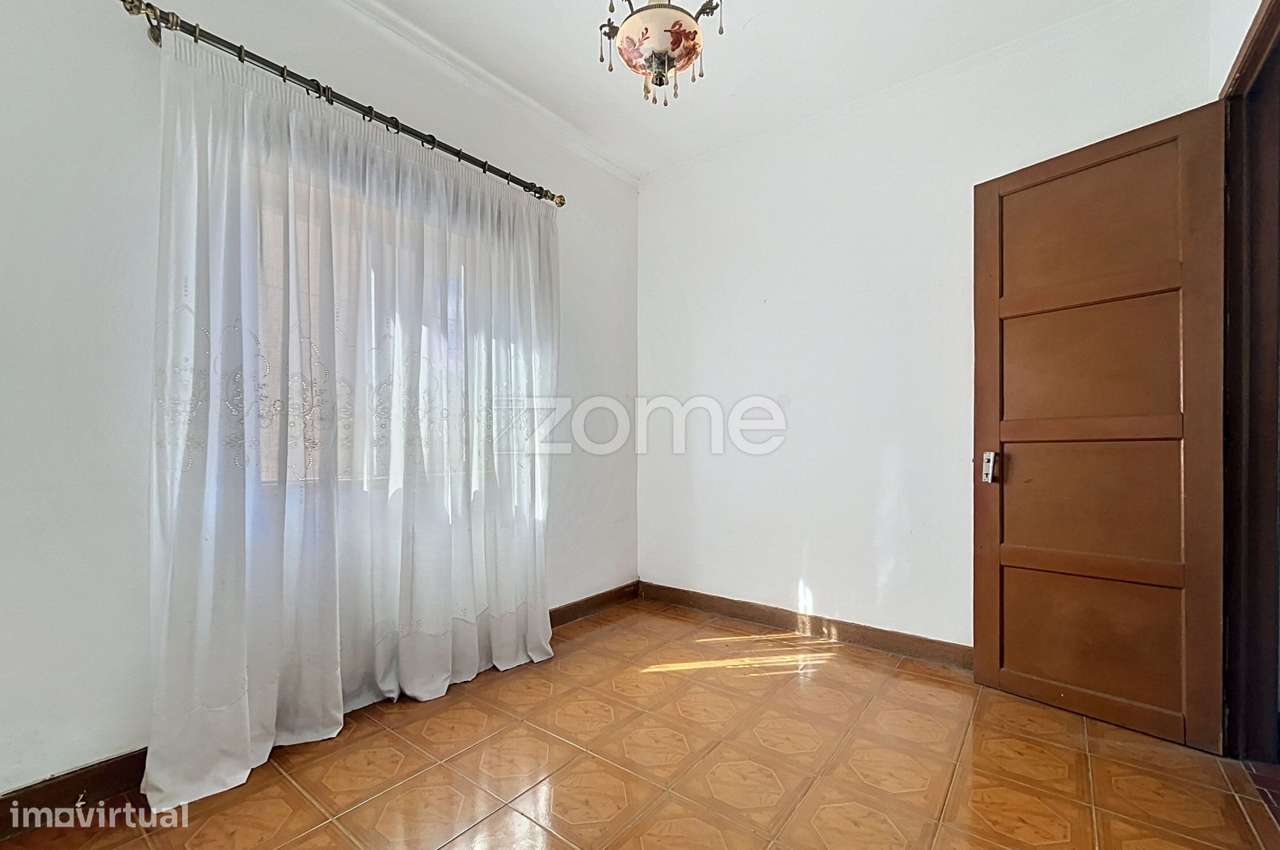 Moradia T4 com jardim e espaço exterior-33
