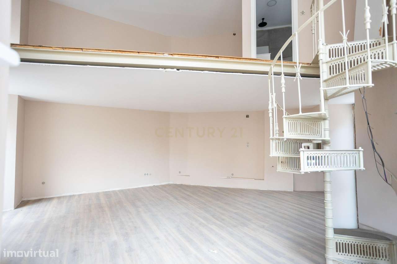 Charme e Visibilidade na Icónica Loja Cor-de-Rosa de Esquina-3