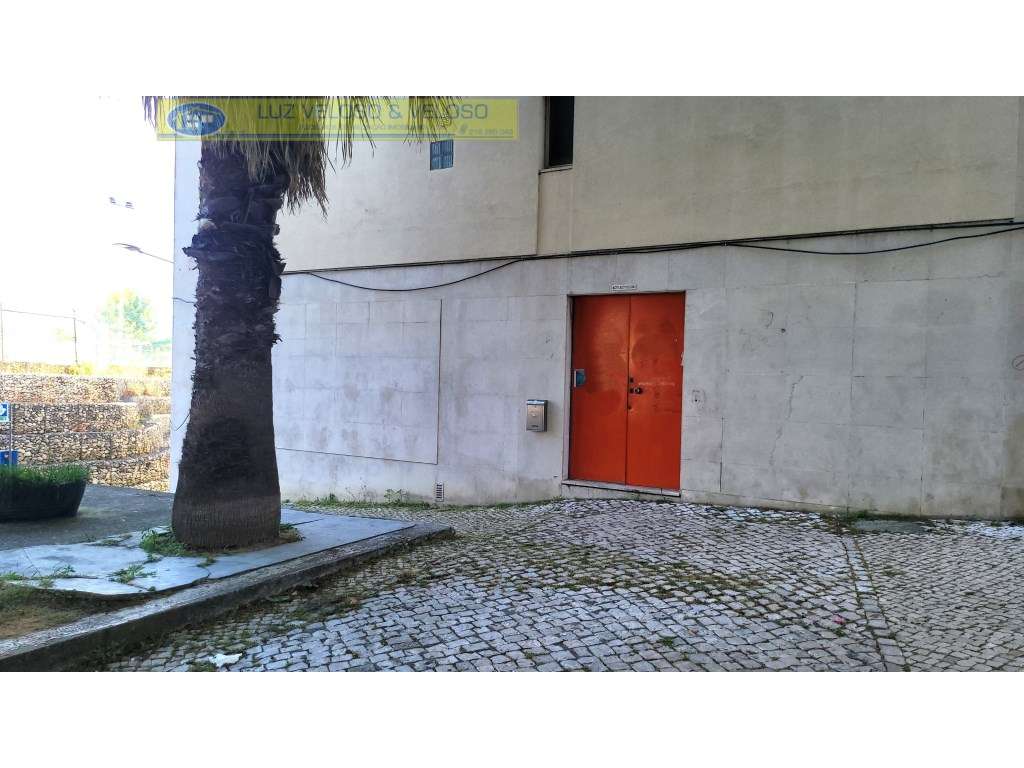 Armazém de 3 pisos, 3 entradas, 1118 m2, nas Olaias, Lisboa-9