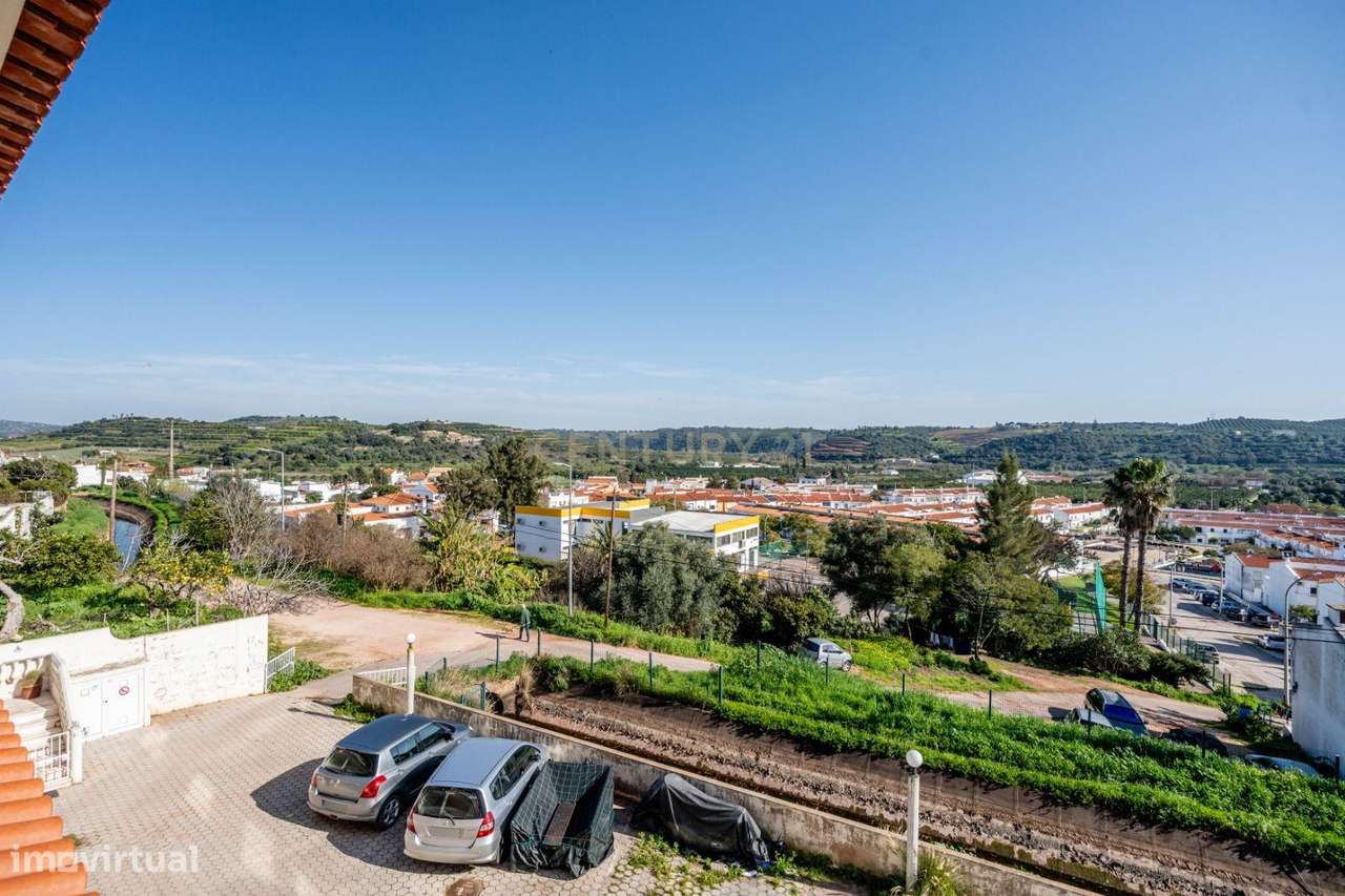 Silves | T3 com Varanda Panorâmica e Áreas Surpreendentes-26
