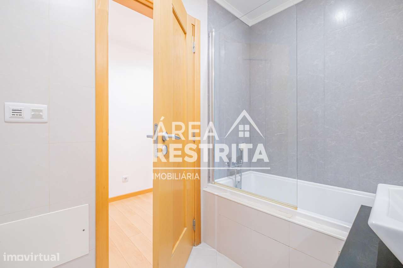 Apartamento T3 com parqueamento e varanda no Parque Luso em Corroios-57