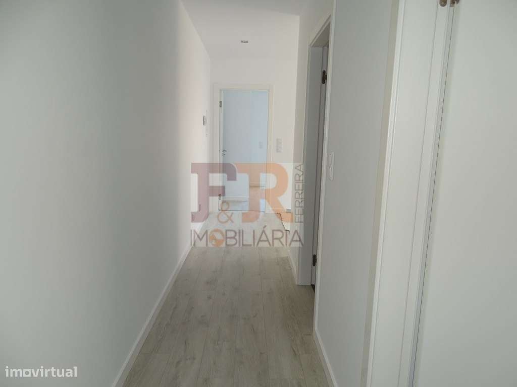 Moradia Geminada Duplex T3 semi-nova com Pérgula , Fernão Ferro
di...-13