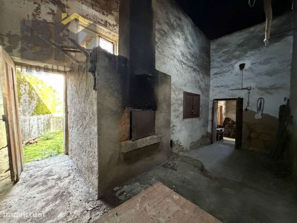 Edifício antigo no centro da aldeia de Proença-a-Velha-18