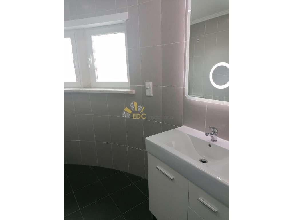 Moradia V3+1 Totalmente Remodelada no Centro da Ericeira e com vist...-30