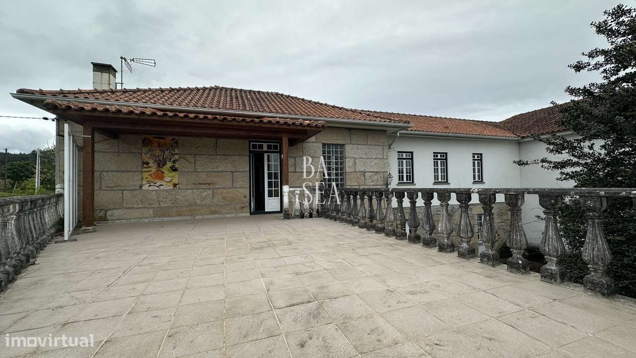 Quinta com 3 Habitações 2 Armazéns e 1 ha de Vinha em Barbeita Monção.-51