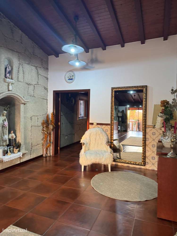 Moradia térrea T4 em pedra com 386m2 e terreno com 6.000m2, anexos.-27