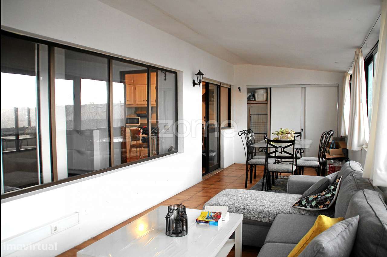 Apartamento T3 de cobertura, com terraço e garagem-1