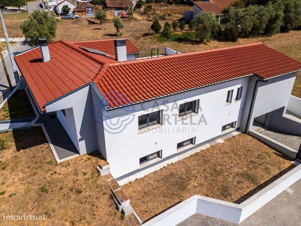 Moradia T3 com garagem e pátio em Bidoeira de Cima - Grande imagem: 5/59