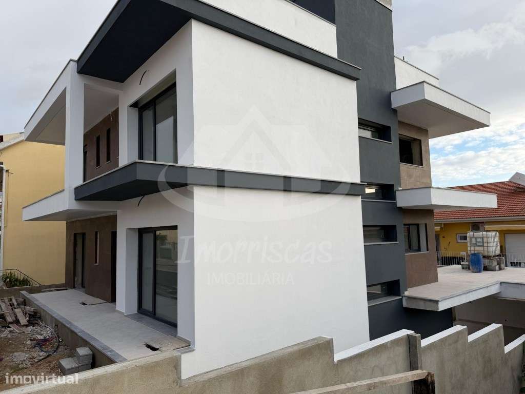 Moradia T4 com vista rio no Bairro das Courelas, Santa Iria de Azóia - Grande imagem: 4/22