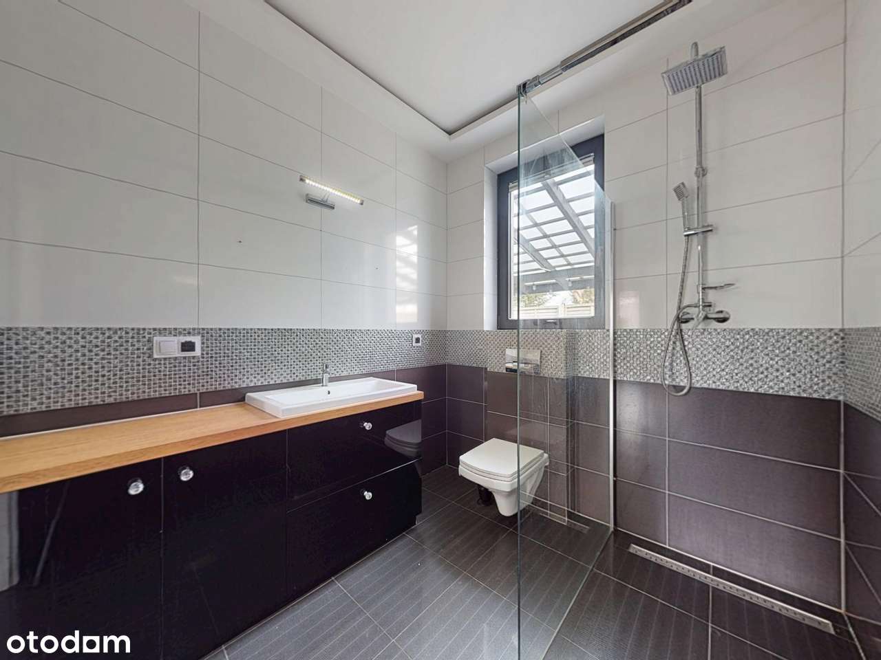 *Dom wolnostojący wykończony, wysoki standard*-10