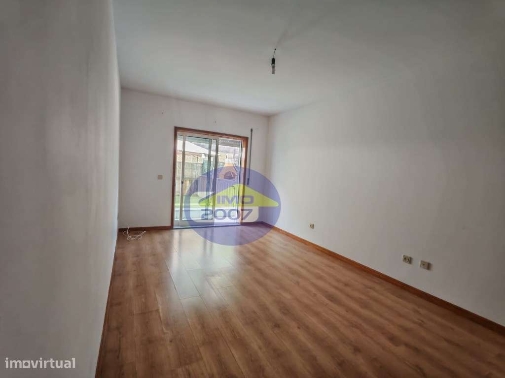 Apartamento T2 com terraço em Canelas-21