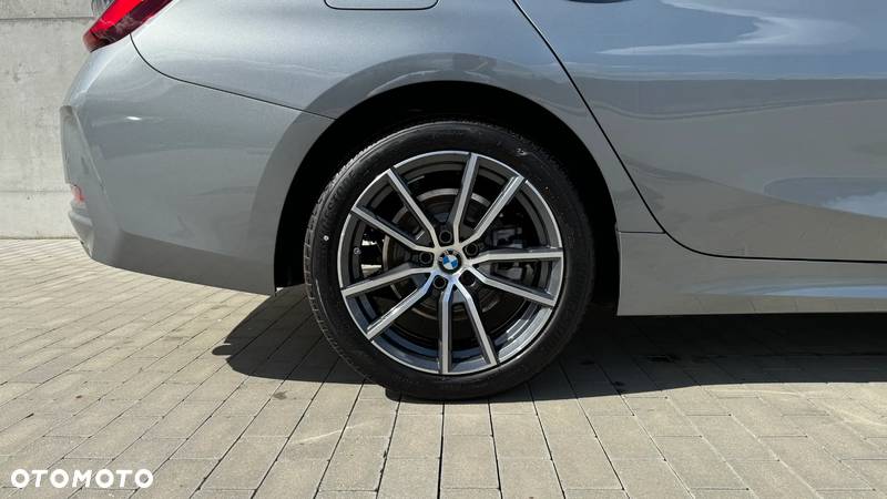 BMW Seria 3 320i - 5