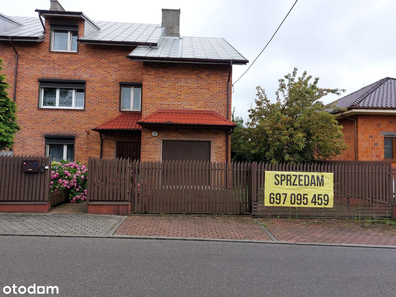 Bliźniak z cegły, 11 pokoi, cena niższa niż 3000 PLN/m2, okazja - Pełny obrazek: 1/20