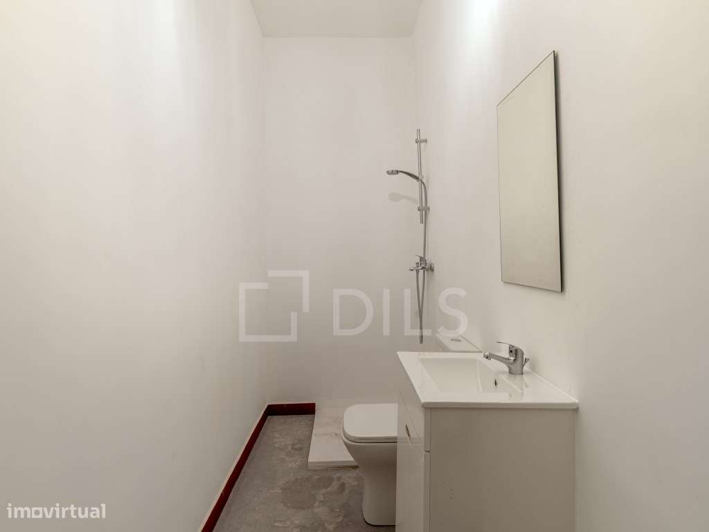 Apartamento T2 com terraço, para reabilitar nos Anjos, Lisboa-17