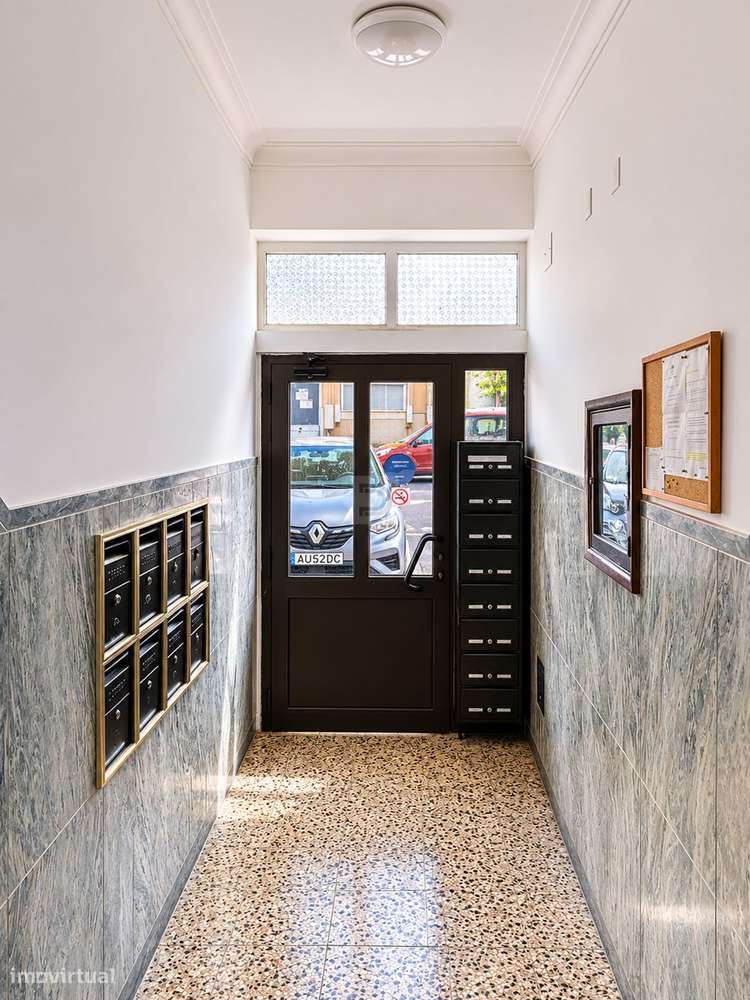 T2 remodelado de raiz no centro do Barreiro, com 3 varandas e muita lu-29