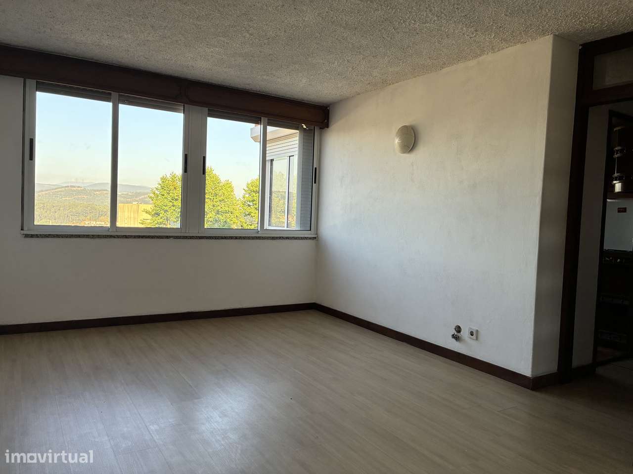 Apartamento T3 com garagem e jardim em São João-1