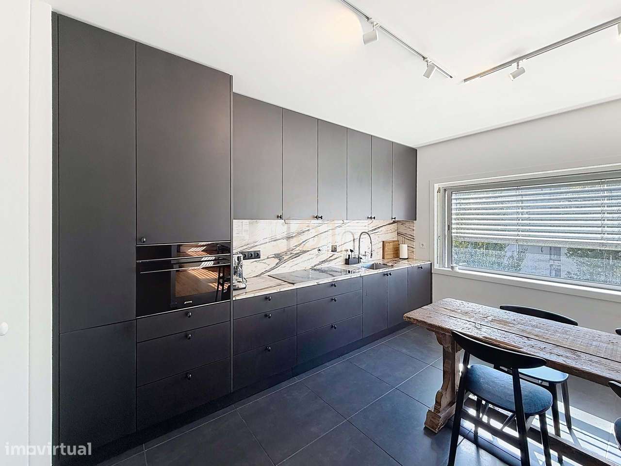 Apartamento T4 Duplex com Terraço e 4 Lugares de Garagem, com Possibil-8