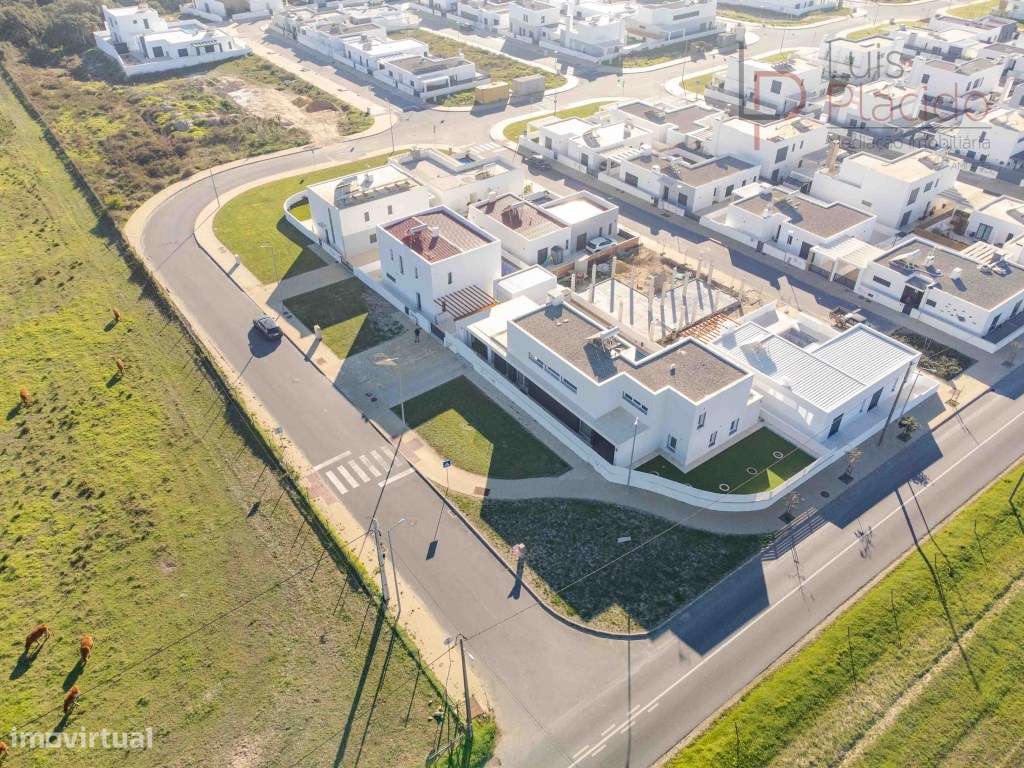 MORADIA RECENTE | C/ PISCINA | PORTO COVO - Grande imagem: 5/48