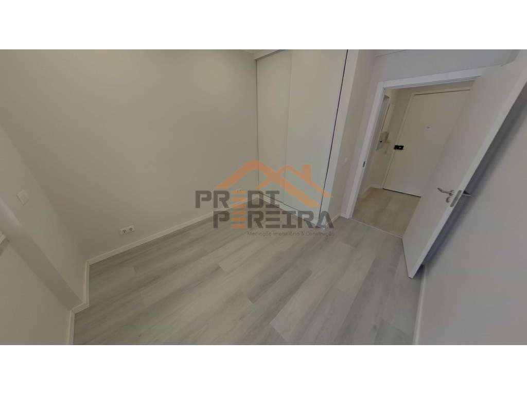 Situado no centro da Amadora. T1 com varanda, remodelado.-18