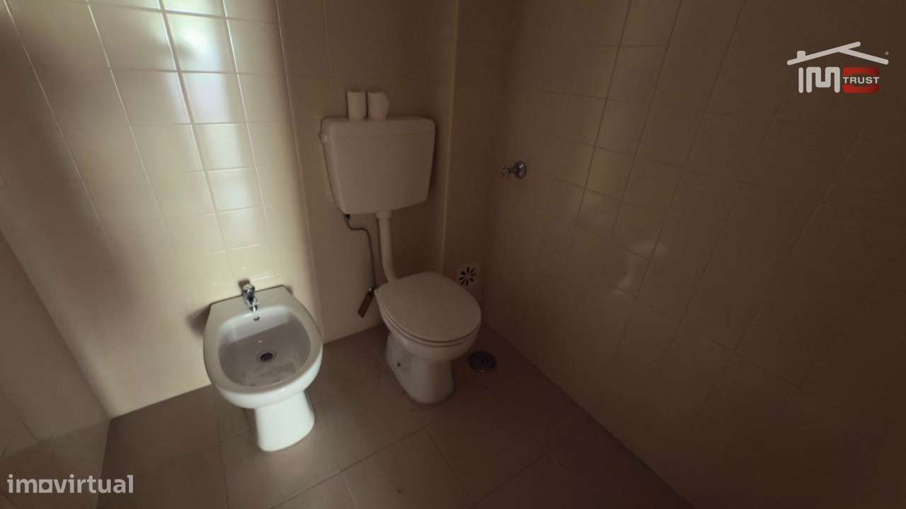 Loja 160m2 Camarate - Espaço Disponível a todas as Actividades Come...-15