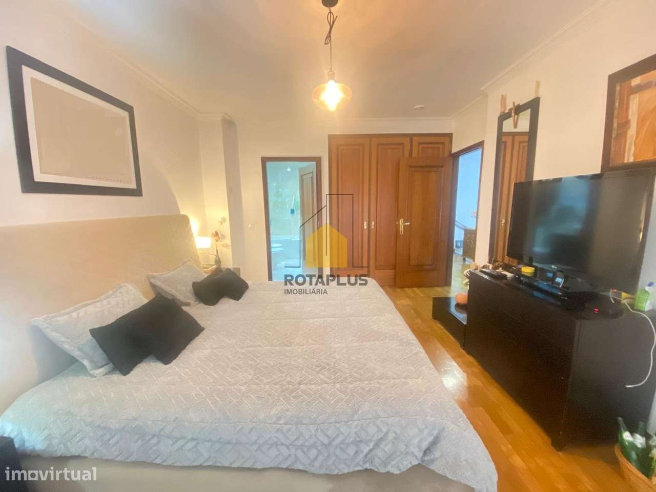 Moradia T4, Salão de Convívio e Excelente Localização-17